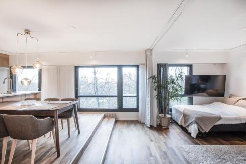 sypialnia i jadalnia z łóżkiem i stołem w obiekcie HOMELY - Executive Suite 72m2 -Sauna w Helsinkach