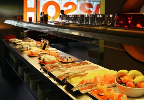 Una línea de buffet con muchos tipos diferentes de comida. en Hotel Soho, en Barcelona