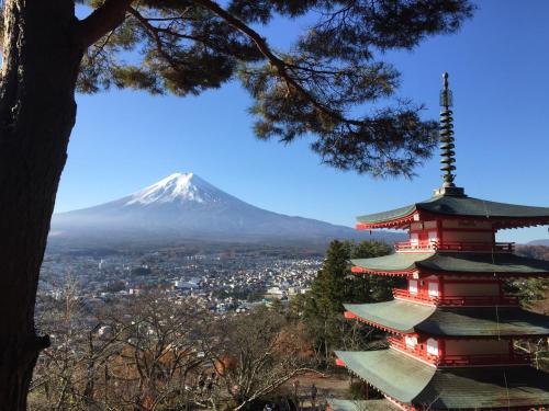 a pagoda with a mountain in the background at Guesthouse Arakura in Fujiyoshida
