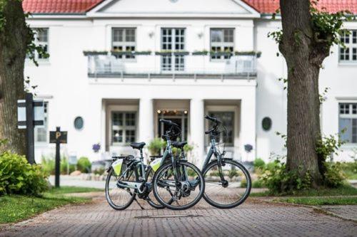 two bikes parked in front of a white house at Gut Vorbeck in Gneven
