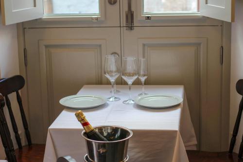 a table with two glasses and a bottle of wine at Hotel Emblemático Holiday Time in Santa Cruz de la Palma