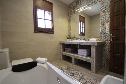 ミアミ・プラトーヤにあるARENDA Villa Coral Pino Altoのバスルーム(バスタブ、トイレ、シンク付)