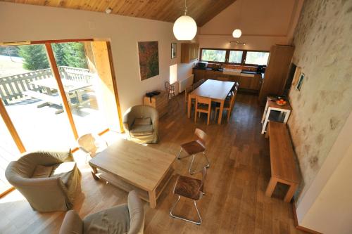 - une vue de tête sur un salon et une salle à manger dans l'établissement Maison forestière de SCHMALICK, à Ban-sur-Meurthe-Clefcy