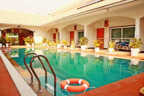 una piscina en un hotel con un anillo de vida naranja en Nok resort & hotel, en Ban Thung Khao Tok