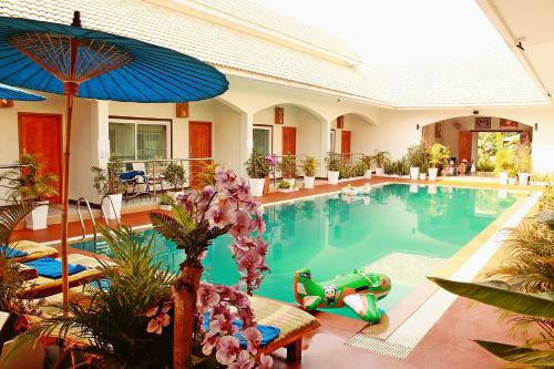 Ban Thung Khao Tok的住宿－諾克度假酒店，中间有一个大象游泳池
