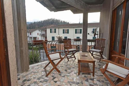 a porch with chairs and a table on a balcony at Appartamento Aurelia in Riccò del Golfo di Spezia
