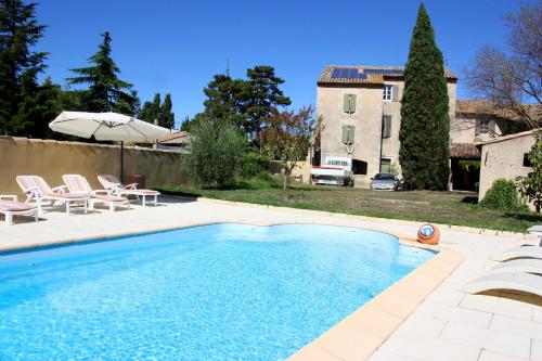 une piscine devant une maison dans l'établissement Loft du moulin de Milan, à Cheval-Blanc