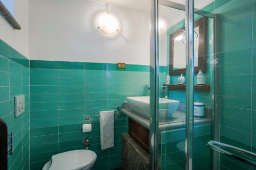 Cascina Tetto del Priore في كونيو: حمام مع مرحاض ومغسلة