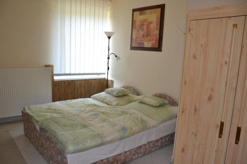 Ένα ή περισσότερα κρεβάτια σε δωμάτιο στο Arany Tisza Apartmanház