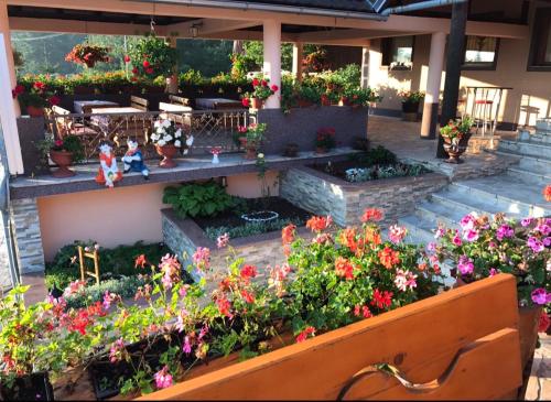 Jardín al aire libre en Restoran sa sobama za iznajmljivanje MALI RAJ