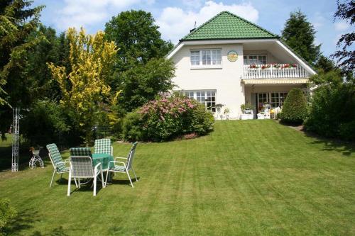 a table and chairs in the yard of a house at Ewigleben, Landhaus Gartenstraße in Bispingen
