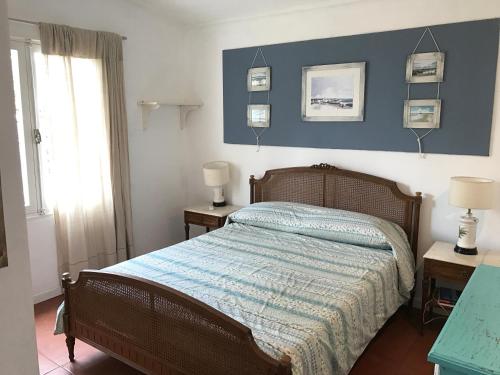 een slaapkamer met een bed met een blauwe muur bij El Gauchito in Punta del Este