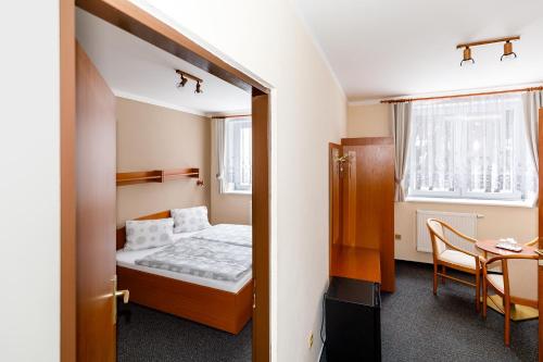 Postel nebo postele na pokoji v ubytování Hotel Jitřenka