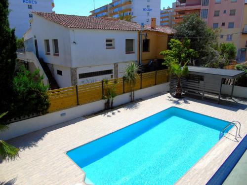 Bazén v ubytování Appartement proche mer avec piscine Rosas nebo v jeho okolí