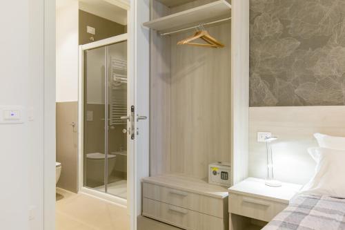 1 cama y baño con ducha y aseo. en B&B Open Doors Verona, en Verona