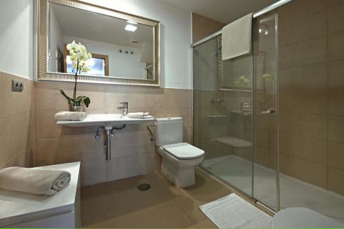 ein Badezimmer mit Dusche, Toilette und Waschbecken in der Unterkunft Salobre Los Dragos 12 in La Playa de Arguineguín