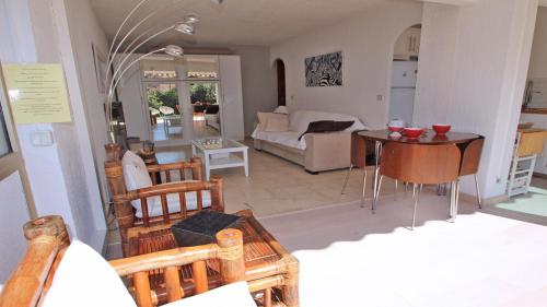 un salon avec un canapé, une table et des chaises dans l'établissement Terres Marines, à Sainte-Maxime