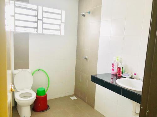 Ein Badezimmer in der Unterkunft Homestay Cahaya 1 Seri Iskandar