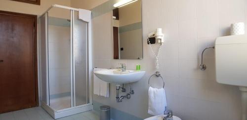 Kylpyhuone majoituspaikassa Hotel Terme di Castel San Pietro