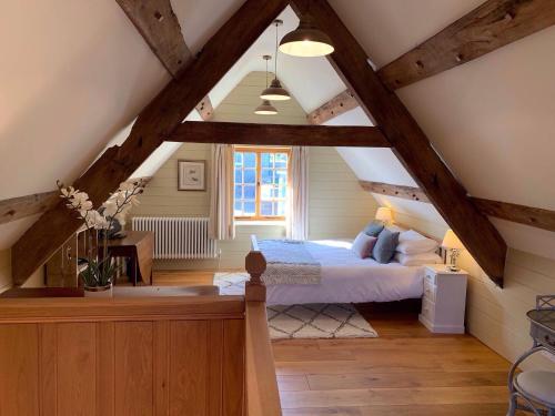 um quarto com uma cama num sótão em Demesne Farm Guesthouse em Monmouth