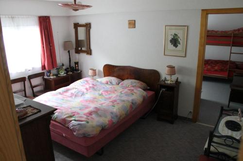 - une chambre avec un lit, une table et une fenêtre dans l'établissement Big flat in the heart of Valais, à Martigny-Combe