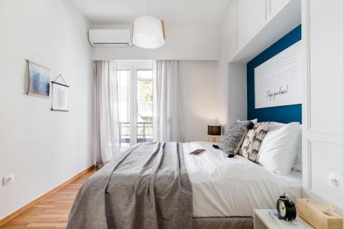 Un pat sau paturi într-o cameră la Desirable 1BD Apartment in Kolonaki by UPSTREET