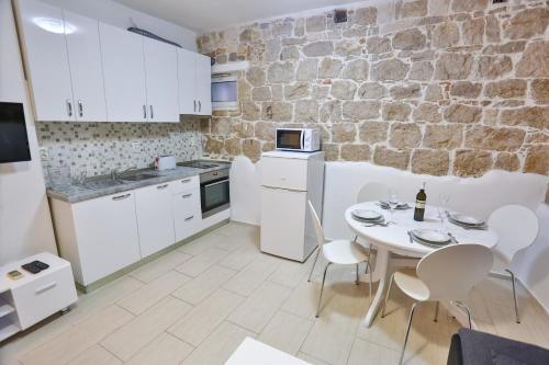 Η κουζίνα ή μικρή κουζίνα στο Karmen's Apartment Two