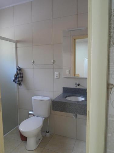 La salle de bains est pourvue de toilettes et d'un lavabo. dans l'établissement Casa Amarela, à Marcelino Ramos