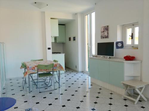 una cucina e una sala da pranzo con tavolo e sedie di Casa Auxilium a Rapallo