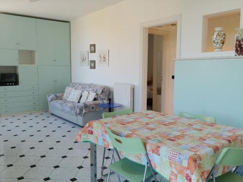 - une salle à manger avec une table et un canapé dans l'établissement Casa Auxilium, à Rapallo