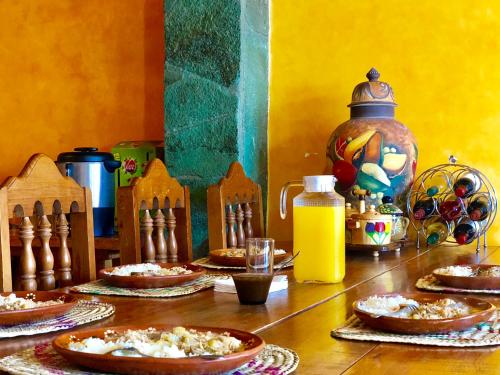 Hotel JADE في Mesa Colorada: طاولة عليها أطباق من الطعام