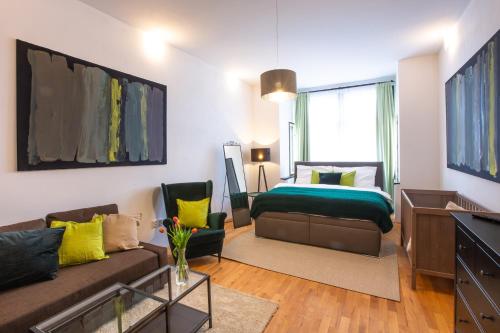 Una cama o camas en una habitación de Modern family apt. with Central Square entrance