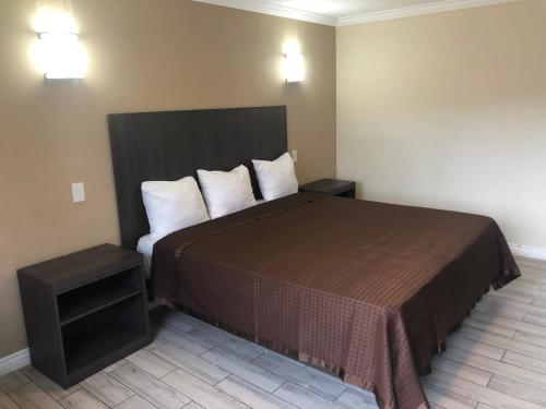 a hotel room with a bed and two night stands at Sea Rock Inn - Long Beach in Long Beach