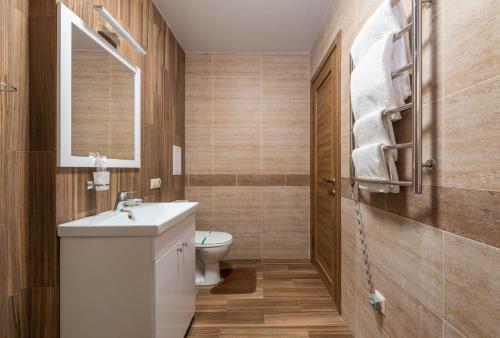 a bathroom with a white sink and a toilet at Brech Resort&Spa in Gurinovka Staraya