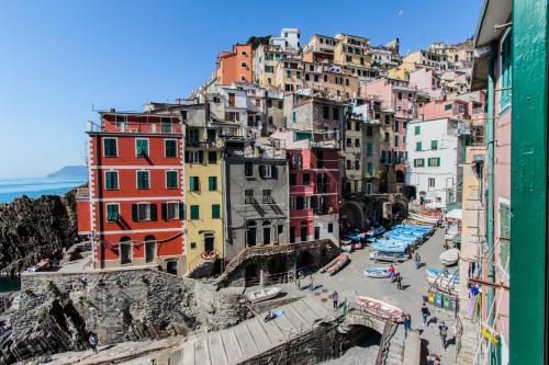 a group of buildings on the side of a mountain at il Mare di Ada:seaside apartament in Riomaggiore in Riomaggiore