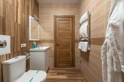 a bathroom with a toilet and a sink at Brech Resort&Spa in Gurinovka Staraya