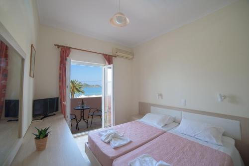 Postel nebo postele na pokoji v ubytování Alkyon Beach Hotel