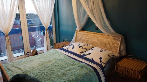Schlafzimmer mit einem Bett und einem Fenster mit Aussicht in der Unterkunft Morski Apartament in Ustka