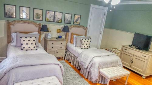 Кровать или кровати в номере Lilac Inn