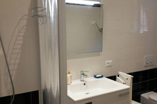 A bathroom at BLURAPALLO