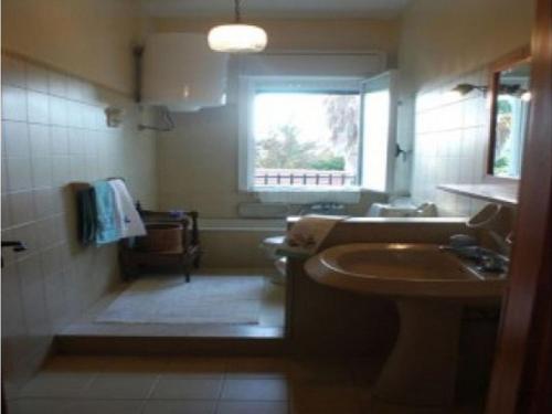 ノート・マリーナにあるVilla Adrianaの洗面台、トイレ、窓のあるバスルーム