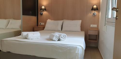 een hotelkamer met 2 handdoeken op een bed bij Studio Marevi in Elounda