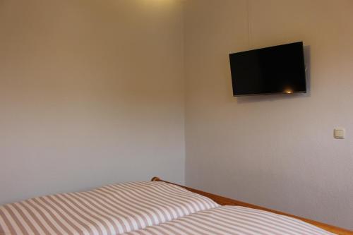 Ecke eines Zimmers mit einem TV an der Wand in der Unterkunft Ferienwohnung Berta Lüneburg in Lüneburg
