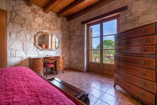 Ένα ή περισσότερα κρεβάτια σε δωμάτιο στο Artemis Stone Villa
