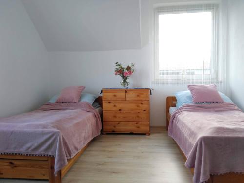 Ένα ή περισσότερα κρεβάτια σε δωμάτιο στο Rodzinny Apartament na Kaszubach