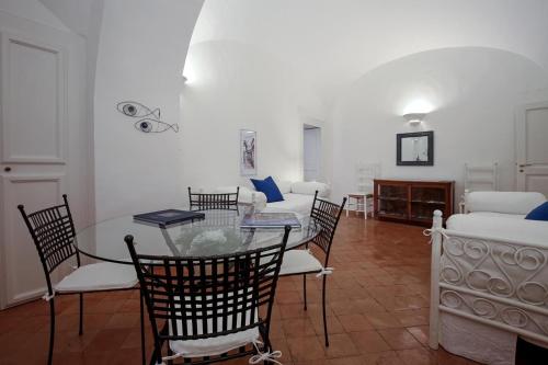 アトラーニにあるVicolo 23 Houseのリビングルーム(テーブル、椅子、ソファ付)
