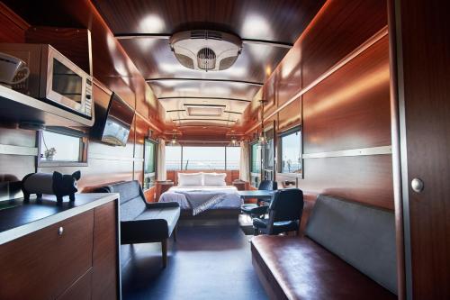 文圖拉的住宿－Waypoint Ventura，一间火车室,配有一张床和一间卧室