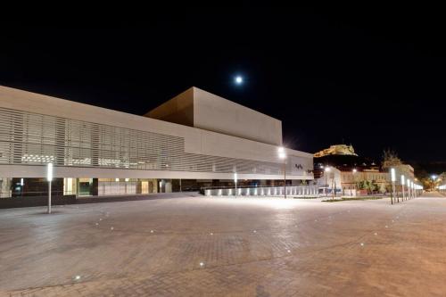 a large building is lit up at night at Jonás 1 in Alicante