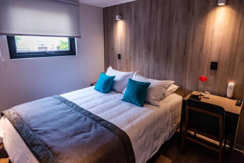 Un pat sau paturi într-o cameră la Hotel H9