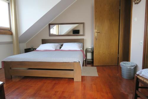 Ένα ή περισσότερα κρεβάτια σε δωμάτιο στο Apartments and Rooms Štefanac
